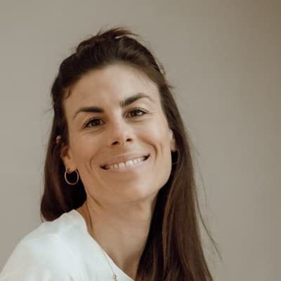 Lisa Blatzer, Yogalehrerin aus Innsbruck, auf ihrer Yogamatte