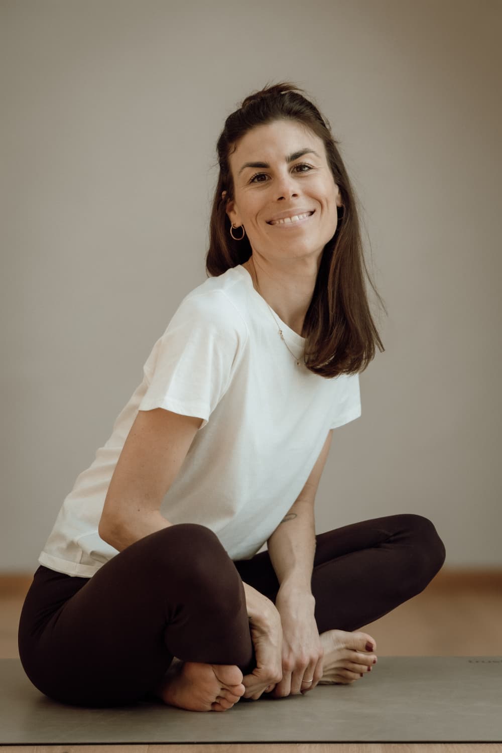 Lisa Blatzer, Yogalehrerin aus Innsbruck, auf ihrer Yogamatte